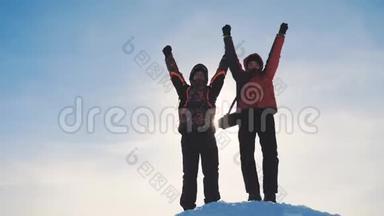 团队合作。 团体男冬雪山团队游客<strong>欢乐</strong>成功成就举起手<strong>欢乐</strong>目标